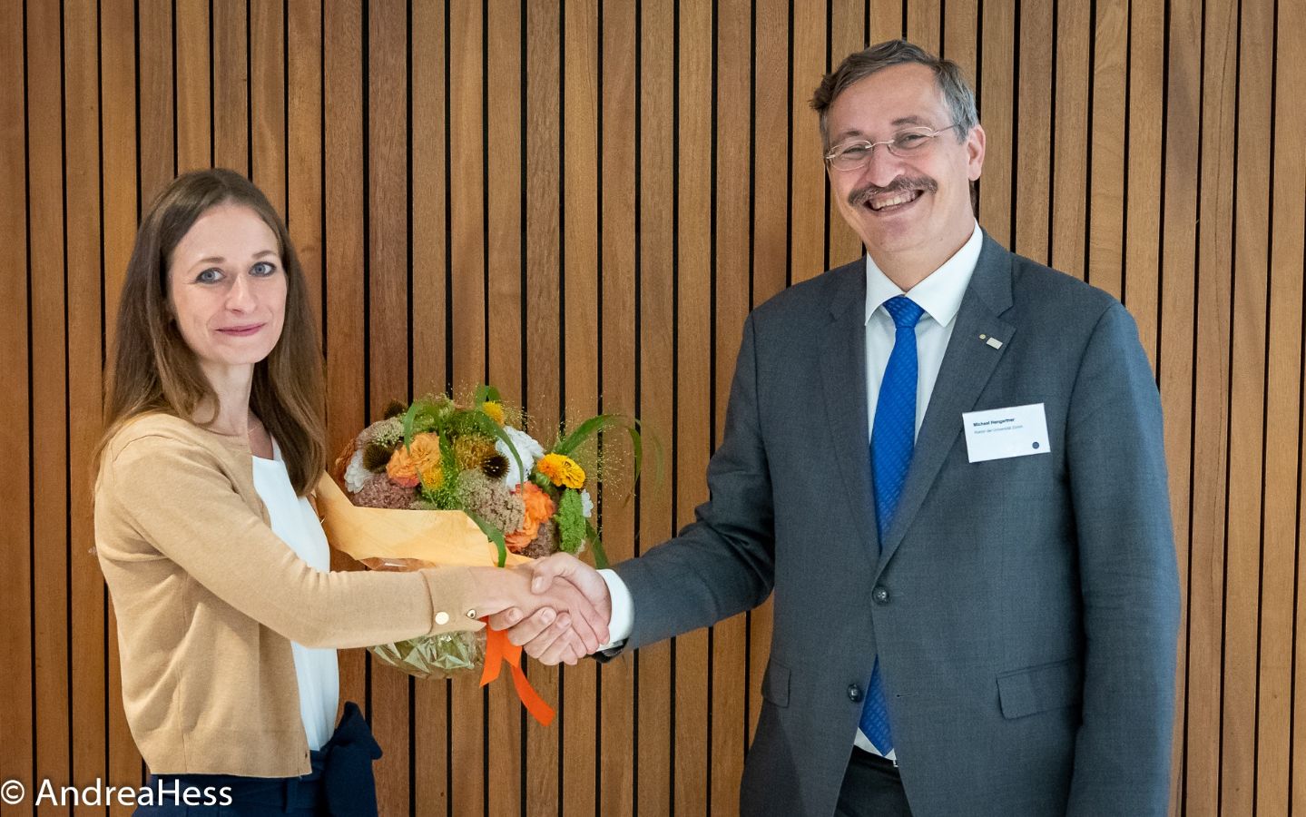 Preisträgerin Sarah Ziegler und Rektor Michael Hengartner